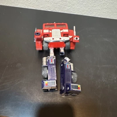 Vintage Transformers G1 1984 Optimus Prime/G1 broken leg Incomplete - Image 1 of 3