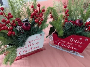Red and White Santa Sleighs with red berries and green fern (2) - Bild 1 von 2