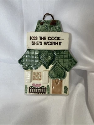 Placa de cerámica para casa Kiss The Cook She’s Worth It  Foto 1 de 4