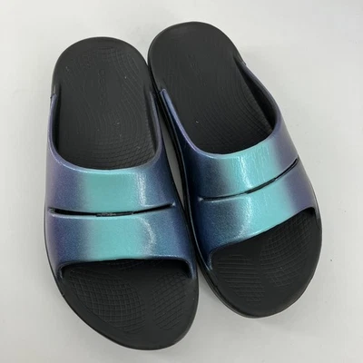 Женские сандалии OOFOS Slides 7 OOahh Luxe Atlantis Recovery радужно-синие - Изображение 1 из 4