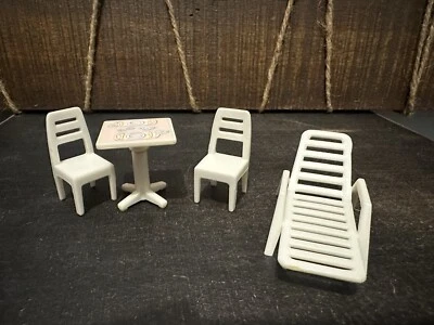 Mesa miniatura de plástico blanco para casa de muñecas, 2 sillas, muebles de salón Foto 1 de 4