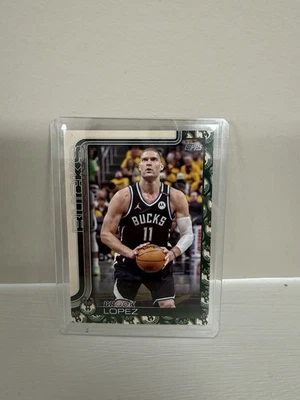 Variación del logotipo del equipo de baloncesto Brook Lopez 2025-26 Topps SSP #58 Foto 1 de 2