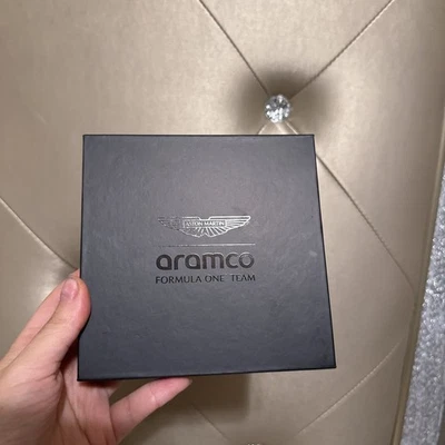 Estación de carga oficial de viaje Aston Martin Aramco Formula One Team Foto 1 de 4