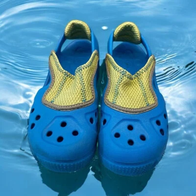 Zapatos de agua Crocs azules y amarillos para niños con malla talla J3 Foto 1 de 4