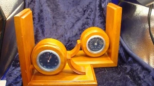 SCHÖNE HOLZ NAUTICA BUCHSTÜTZEN MIT UHR & THERMOMETER ~7,25x7,25x4”d~sehr guter Zustand~ - Bild 1 von 8