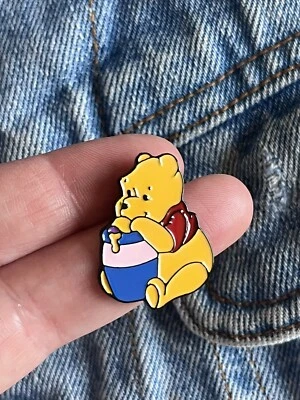 Lindo prendedor esmaltado Walt Disney Winnie The Pooh con olla de miel - Excelente estado Foto 1 de 3