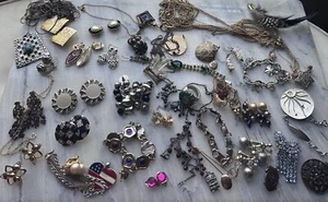 Lot of 60 vintage to now mixed jewelry bracelet earrings necklaces pendants pin - Picture 1 of 11