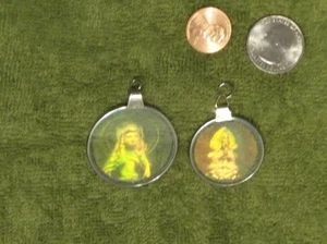 Menge 2 Vintage Glas Hologramm Kunst 3D Anhänger Halskette Anhänger 1980er Hindu Indien Kunst - Bild 1 von 9