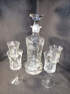Decanter vintage in vetro inciso con tappo e 4 bicchieri abbinati - Foto 1 di 4