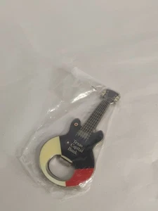 Abridor de botellas con forma de guitarra Texas Capital Bank - Imagen 1 de 3
