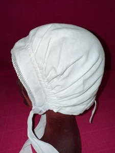 Ancienne coiffe folklorique régionale  en coton piqué brodé - Picture 1 of 5