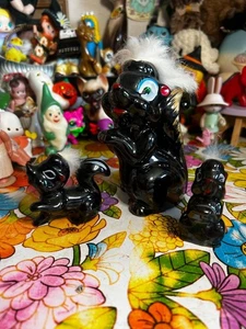 Vintage Redware Skunk Family mit Strass und Fell - Bild 1 von 6
