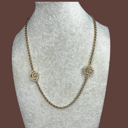 Collana con ciondolo in oro grosso realizzata con bottoni logo Gucci GG riciclati