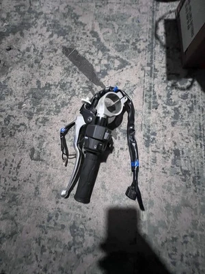 22-24 YAMAHA YZF R7 OEM CLIP IZQUIERDO EN MANILLAR CON INTERRUPTORES BEB-26121-00-00 Foto 1 de 4