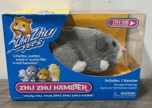 Nuevo hámster gris Zhu Zhu Pets 2008 #86653 “Num Nums” paquete sellado original - Imagen 1 de 6