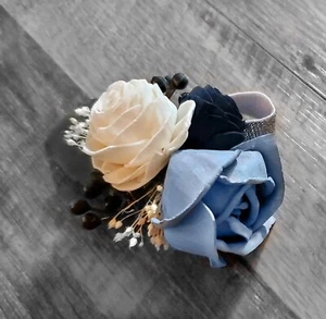 Marine Dusty Blue Handgelenk Corsage Sola Holz Hochzeit Blumen Abschlussball Brautmutter - Bild 1 von 4
