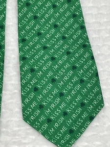 Corbata verde ""Kiss Me I'm Irish"" trébol San Patricio hecha en casa - Imagen 1 de 4