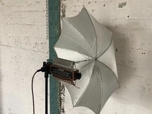 Lowel Tota Light con schermo riflettente luce video/foto luce artificiale 1000 W - Foto 1 di 12