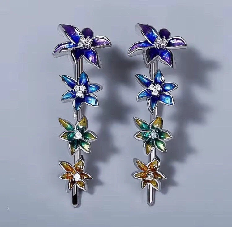 Pendientes colgantes enchapados en platino con diseño floral de circonitas esmaltadas multicolores Foto 1 de 1