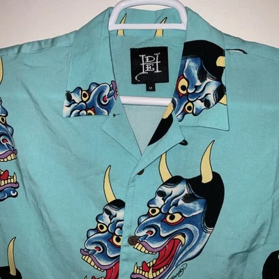 ED HARDY AZUL MULTI EL DIABLO CON CUERNOS MÁSCARA TATUAJE ESTAMPADO RAYÓN BOTÓN CAMISA M NUEVO CON ETIQUETAS Foto 1 de 4