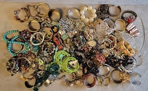 10 lbs Lot of Assorted Costume Jewelry - Rings Bracelets Necklaces Pendants - Photo 1/9