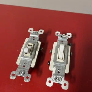 2x 💡💡 Residential Grade White 3-Way Toggle Light Switches 15A 120VAC - Bild 1 von 3