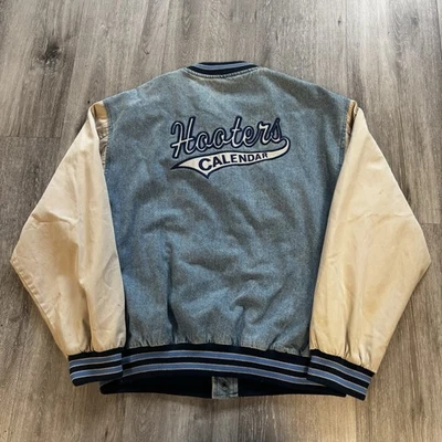 Chaqueta a Presión Azul Denim Bombardero Universitario Hooters De Colección Talla XL Hooters Calendario Foto 1 de 4