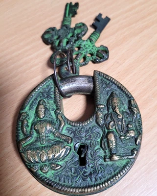 Cerradura de Funcionamiento Lakshmii Ganesha Latón Antiguo Acabado Artesanal con Llaves Foto 1 de 4