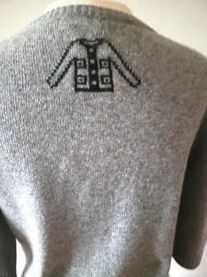 AUTÉNTICO MINI VESTIDO SUÉTER GRIS TEJIDO CACHEMIR CHANEL 08A BOTONES CC TALLA 34 Foto 1 de 4