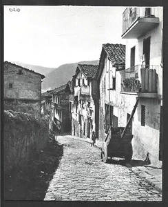 1951 -- PAYS BASQUE GUIPUZCOA . INTERIEUR DU VILLAGE D ORIO . 3X750 - Picture 1 of 1