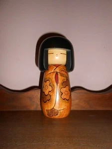 Bambola giapponese Kokeshi intagliata - Foto 1 di 7