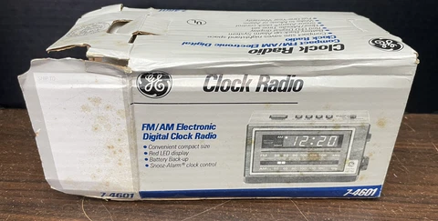 Vintage GE General Electric FM AM Electronic Digital Clock Radio 7-4601 Cover