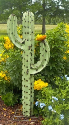 ESCULTURA DE CACTUS SAGUARO 52" METAL YARDA VERDE SALVIA CON FLOR AMARILLA Foto 1 de 4