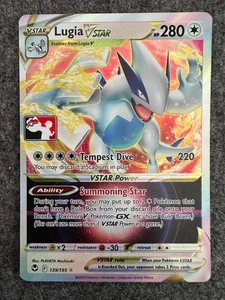 Pokemon Card TCG: Lugia VSTAR - 139/195 - Play! Pokémon Prize Pack Series NM - Foto 1 di 2