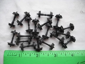 Konvolut 18 schwarze Kunststoffräder, Achsen, Laufradsatz, Güterzugwagen, Spur HO - Bild 1 von 9