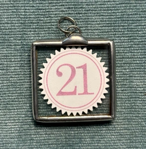 21. Geburtstag Charm Handarbeit Schmuck verspiegelt Rückseite gelötet Anhänger 1,25" - Bild 1 von 2