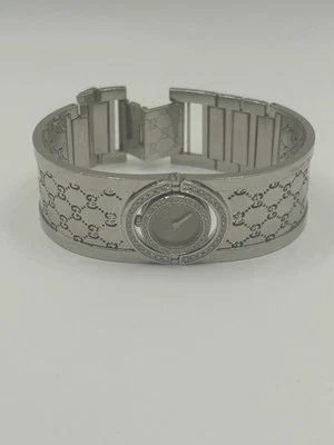 Reloj Gucci giratorio de acero inoxidable con diamantes y esfera MOP Foto 1 de 4