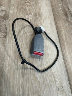 89 90 91 92 93 94 Geo Metro FRONT Driver 安全带扣接收器 4dr 暗灰色 — 第 1/4 张图片