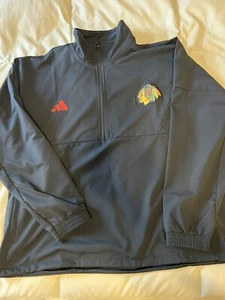 90 $ Adidas XL Unisex Chicago Blackhawks 1/2-Reißverschluss Pullover Regen/leichte Jacke GI5201 - Bild 1 von 6