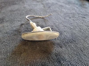 HOLDEN COMMODORE RIGHT INDICATOR/FOG/SIDE GUARD FLASHER (REPEATER), VT/VX, 09/97 - Picture 1 of 3