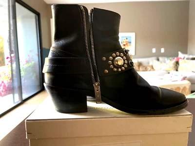 Botas para mujer Golden Goose talla 38, cuero negro con detalles plateados, $325 Foto 1 de 4