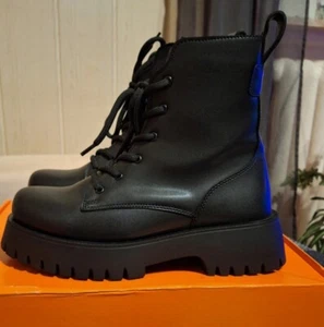 Stiefeletten Plateauboots Trendyol Gefüttert Schwarz Gr.40 NEU - Bild 1 von 3