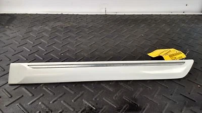 Revestimiento de moldura de puerta inferior trasera izquierda conductor Suzuki XL-7 2003 blanco ZA5 Foto 1 de 4