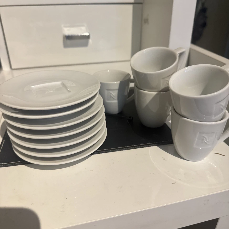 5  Nespresso Tassen  und 7 Untertassen weiß - Bild 1 von 1