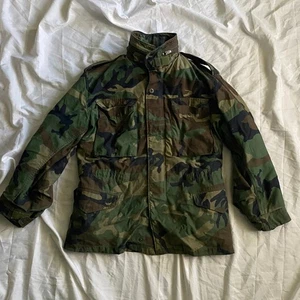 Abrigo de campo M65 para clima frío con forro largo Ultra Force Woodland camuflaje talla pequeña - Imagen 1 de 4