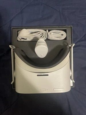 Oculus Go VR 64GB Comes With A Box Controller And Headset No Charger - Image 1 of 3