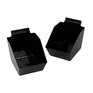 Juego de 2 contenedores de volteo de plástico negro SSWBasics 6 x 5 1/2 x 7 1/2 pulgadas para Slatwall - Imagen 1 de 2
