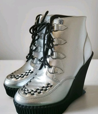 Nuevo en caja Lady's T.U.K. BOTAS CUÑA ENREDADERA CUERO PLATEADAS Talla US 6 EU 37 Foto 1 de 4