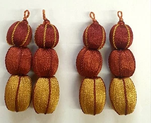 PASSEMENTERIE HOULES 2 PAIRE 3 PERLES COULEUR DORE.OCRE.OCRE REF 46.3PDOO - Foto 1 di 1