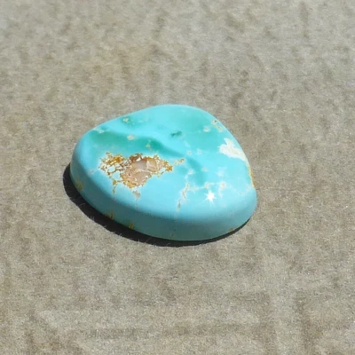 Mina de puerta de hierro azul claro natural con verde NV. cabujón turquesa (8,45 quilates) Foto 1 de 4